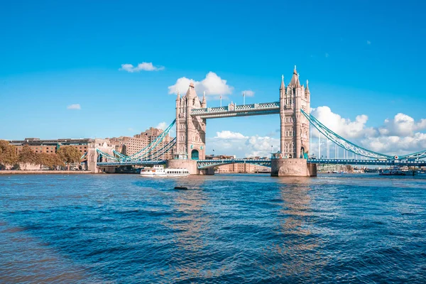 Ikonischer Blick auf die Tower Bridge, die London mit Southwark über die Themse verbindet, Großbritannien. — Stockfoto