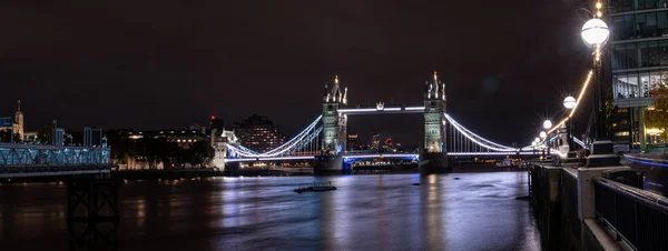 Ikonisk Tower Bridge vy som förbinder London med Southwark över Thames River, Storbritannien. — Stockfoto