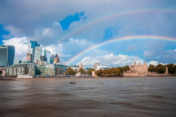 Schöne Ansicht der Tower Bridge in London mit einem vollen Regenbogen darüber — Stockfoto