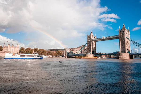 Schöne Ansicht der Tower Bridge in London mit einem vollen Regenbogen darüber — Stockfoto