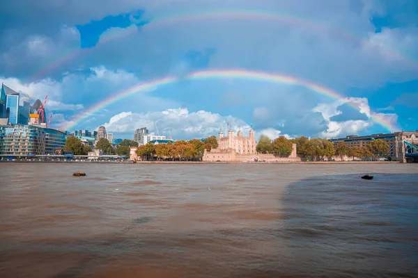 Schöne Ansicht der Tower Bridge in London mit einem vollen Regenbogen darüber — Stockfoto