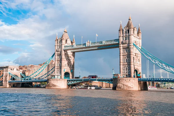 Vista icônica da ponte da torre que conecta Londres com Southwark sobre o rio Tamisa, Reino Unido. — Fotografia de Stock