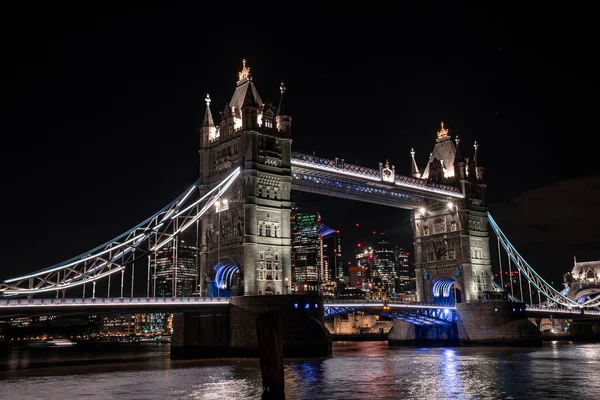 Widok na słynny Tower Bridge łączący Londyn z Southwark over Thames River, Wielka Brytania. — Zdjęcie stockowe