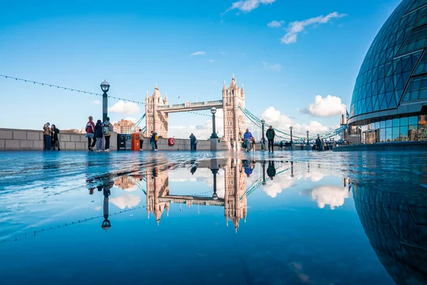 Ikonischer Blick auf die Tower Bridge, die London mit Southwark über die Themse verbindet, Großbritannien. — Stockfoto