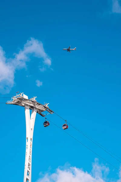 Thames cable car operated by Emirates Air Line in London. — Stockfoto