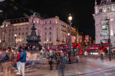 Meşhur Piccadilly Sirki neon ışıklarıyla kesişiyor geceleri