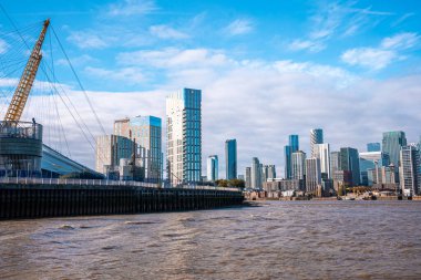 Thames Nehri 'nden Milenyum Kubbesi' nin ya da Londra 'daki O2 Arena' nın üzerine bak..