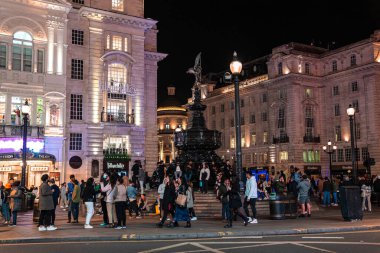Meşhur Piccadilly Sirki neon ışıklarıyla kesişiyor geceleri