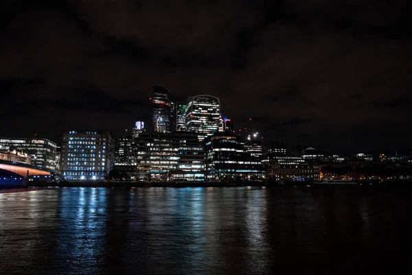 Panoramisch uitzicht op de Londense financiële wijk met veel wolkenkrabbers — Stockfoto