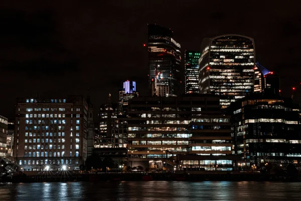 Vista panoramica del quartiere finanziario di Londra con molti grattacieli — Foto Stock