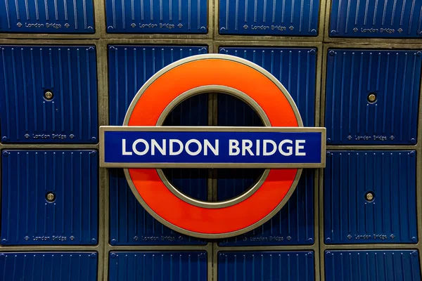 Metro London Bridge, sinal de metro. Título do metro de Londres. — Fotografia de Stock