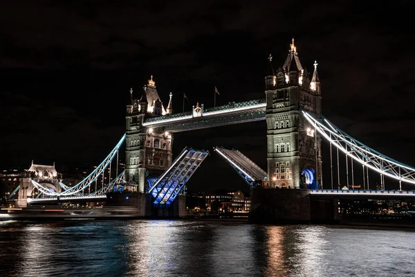 London Tower Bridge si solleva di notte. — Foto Stock