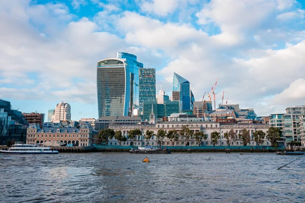 Blick auf das Londoner Finanzviertel mit vielen Wolkenkratzern — Stockfoto