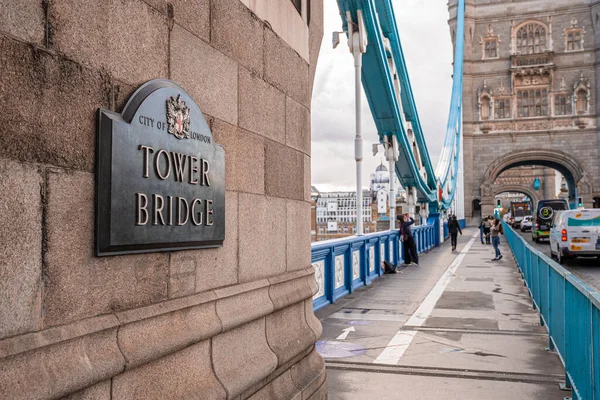 Tower Bridge London Gedenktafel auf der Tower Bridge in London. — Stockfoto