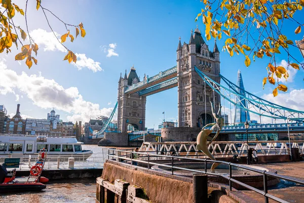 Ikonischer Blick auf die Tower Bridge, die London mit Southwark über die Themse verbindet, Großbritannien. — Stockfoto