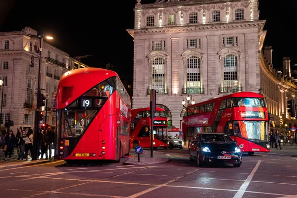 Słynne skrzyżowanie Piccadilly Circus z neonem świeci w nocy — Zdjęcie stockowe