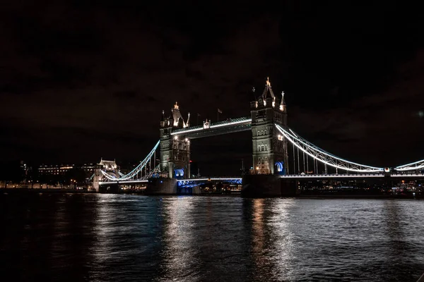 Iconic Tower Bridge view connecting London with Southwark over Thames River, UK. — 图库照片