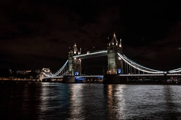 Ikonisk Tower Bridge vy som förbinder London med Southwark över Thames River, Storbritannien. — Stockfoto