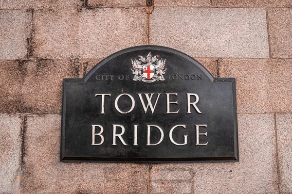 Tower Bridge London Plaque localizado na ponte Torre em Londres. — Fotografia de Stock