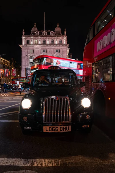 Widok z przodu taksówki. Klasyczna taksówka w Londynie. — Zdjęcie stockowe