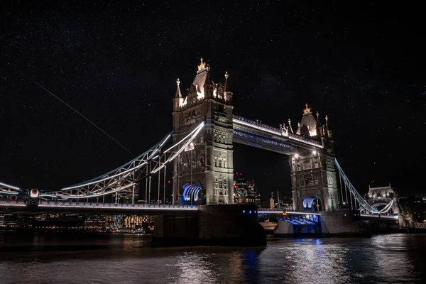 Vista icônica da ponte da torre que conecta Londres com Southwark sobre o rio Tamisa, Reino Unido. — Fotografia de Stock