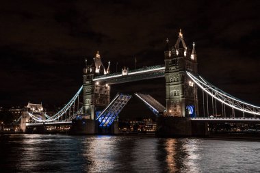 Londra Kule Köprüsü gece kalkıyor..