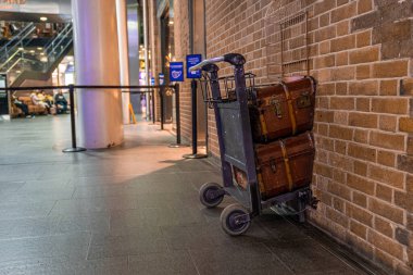 9. perondan Hogwarts Express 'e King Cross İstasyonunda.
