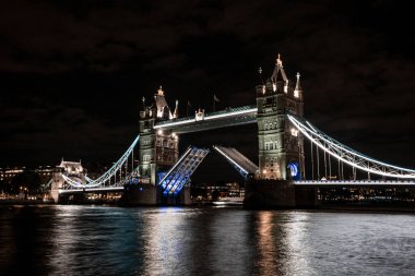 Londra Kule Köprüsü gece kalkıyor..