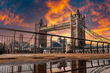 Londra 'yı Thames Nehri üzerinde Southwark' a bağlayan İkonik Kule Köprüsü manzarası, İngiltere.