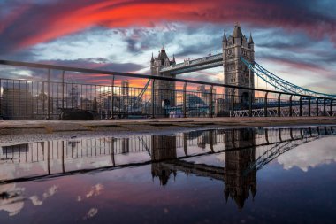 Londra 'yı Thames Nehri üzerinde Southwark' a bağlayan İkonik Kule Köprüsü manzarası, İngiltere.