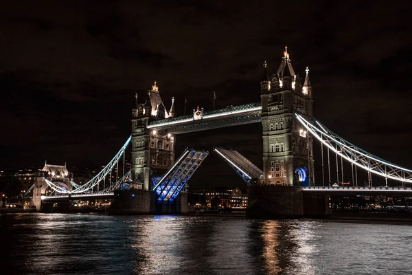 Puente de la Torre de Londres levantándose por la noche. — Foto de Stock