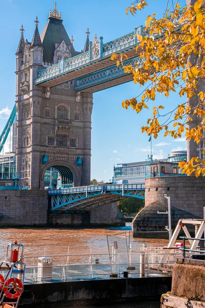 Vista icônica da ponte da torre que conecta Londres com Southwark sobre o rio Tamisa, Reino Unido. — Fotografia de Stock