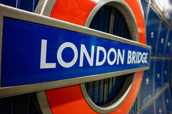 Metro de London Bridge, señal de metro. Londres título subterráneo. — Foto de Stock