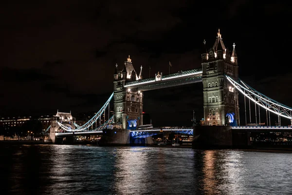 Widok na słynny Tower Bridge łączący Londyn z Southwark over Thames River, Wielka Brytania. — Zdjęcie stockowe