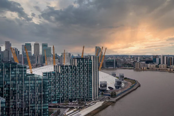 Widok z Tamizy nad kopułą Millennium lub O2 Arena w Londynie. — Zdjęcie stockowe