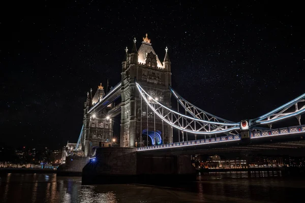 Londra 'yı Thames Nehri üzerinde Southwark' a bağlayan İkonik Kule Köprüsü manzarası, İngiltere. — Stok fotoğraf