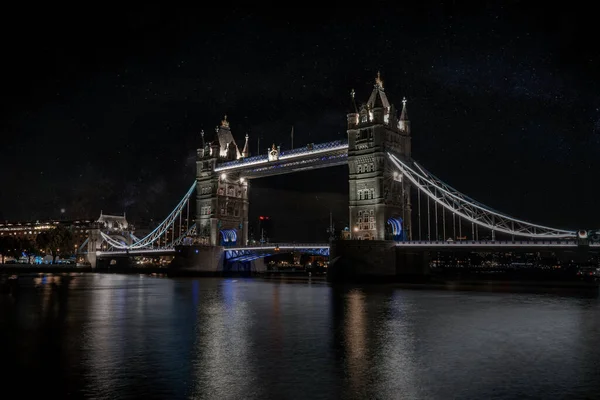 Iconic Tower Bridge view connecting London with Southwark over Thames River, UK. — 图库照片