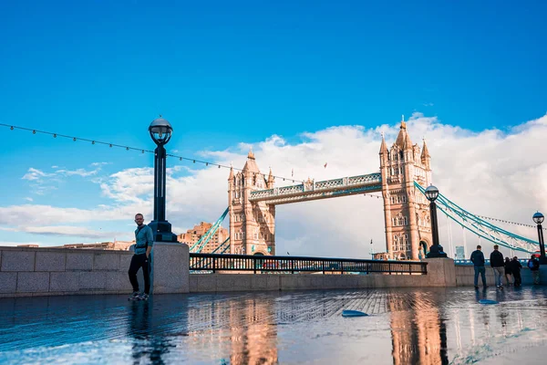 Ikonischer Blick auf die Tower Bridge, die London mit Southwark über die Themse verbindet, Großbritannien. — Stockfoto