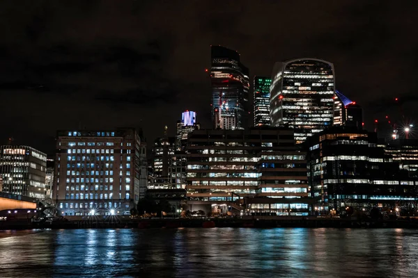 Vista panorâmica do distrito financeiro de Londres com muitos arranha-céus — Fotografia de Stock