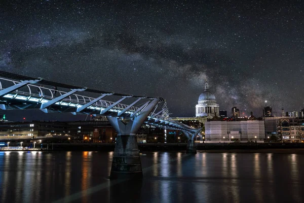 St Pauls Cathedral and Millennium Bridge over the River Thames in London — Stock Photo, Image