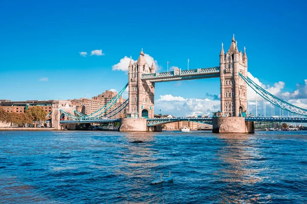 Londra 'yı Thames Nehri üzerinde Southwark' a bağlayan İkonik Kule Köprüsü manzarası, İngiltere.