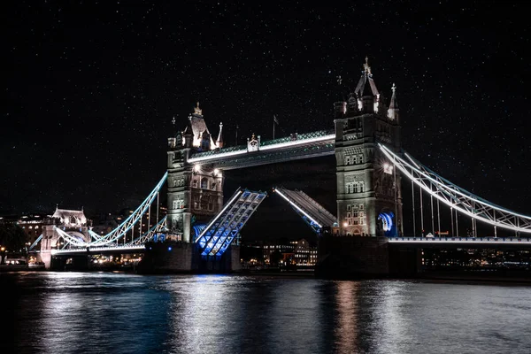 London Tower Bridge si solleva di notte. — Foto Stock