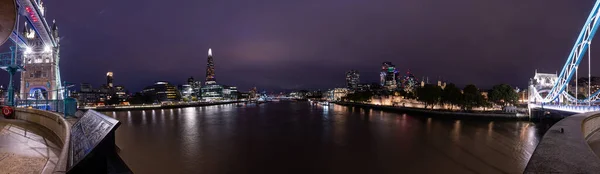 Panoramiczny widok na londyńską dzielnicę finansową z Tower Bridge przez Tamizę. — Zdjęcie stockowe