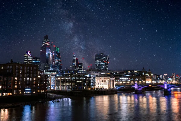 Vue panoramique du quartier financier de Londres avec de nombreux gratte-ciel — Photo