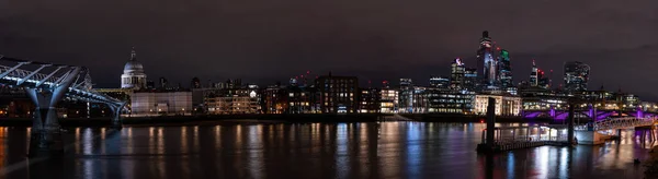 Panoramisch uitzicht op de Londense financiële wijk met veel wolkenkrabbers — Stockfoto