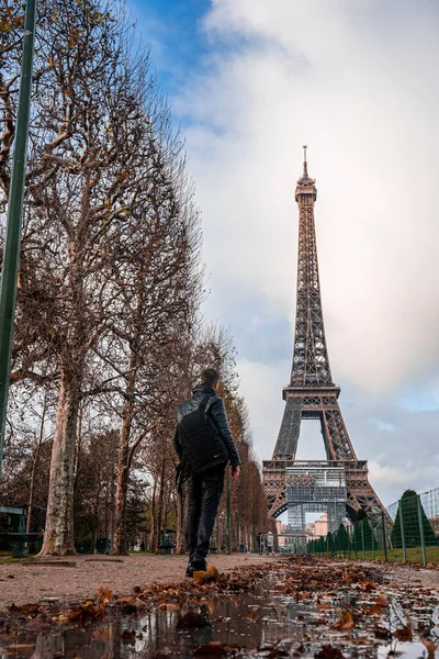 Young man exploring Paris and Eiffel tower in France. — Stock Photo, Image