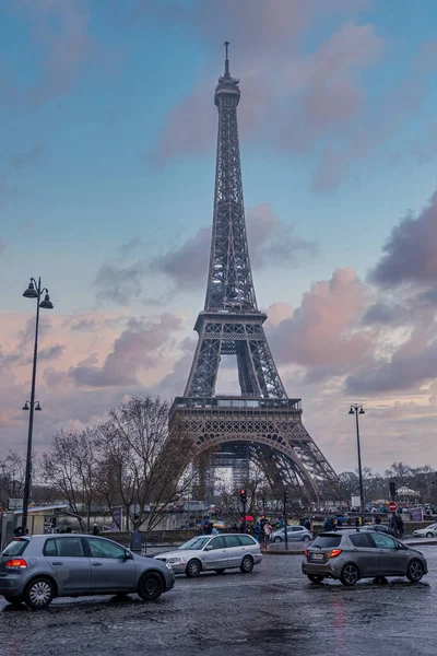 Prachtig uitzicht op de beroemde Eiffeltoren in Parijs, Frankrijk tijdens de magische zonsondergang — Stockfoto