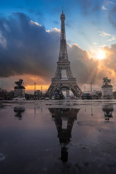 Чудовий вид на знамениту Ейфелеву вежу в Парижі (Франція) під час чарівного заходу сонця. — стокове фото