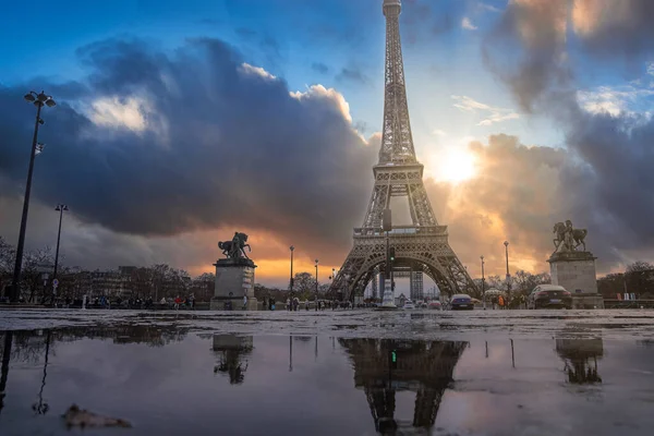 Belle vue sur la célèbre Tour Eiffel à Paris, France lors du coucher de soleil magique — Photo