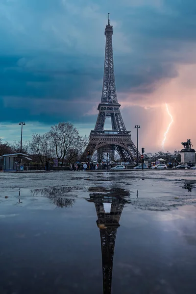 Regenachtig weer met wind en bliksem nabij Eiffeltoren. — Stockfoto
